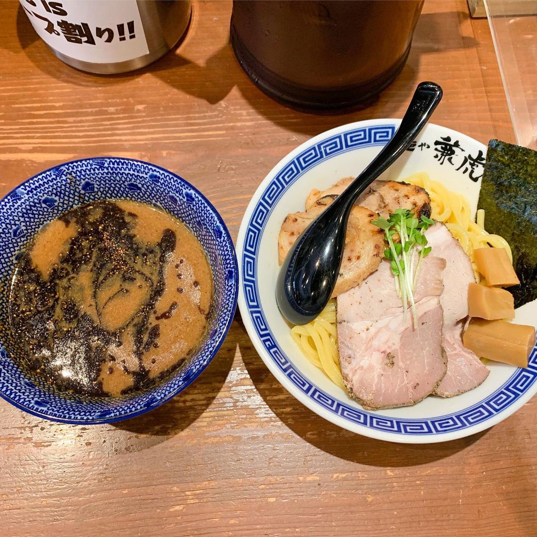 麺や兼虎の博多地鶏ブラックのつけ麺